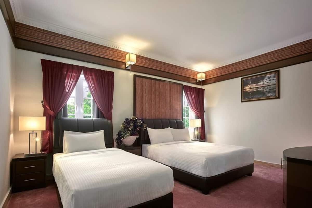 Deluxe Queen Room