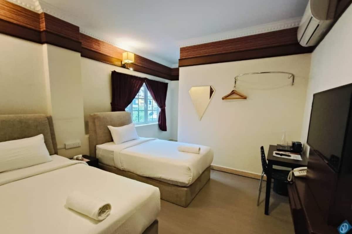 Quarto duplo superior, 2 camas de solteiro, para não fumantes, vista para a cidade | Cortinas blackout, ferros/tábuas de passar roupa, Wi-Fi de cortesia