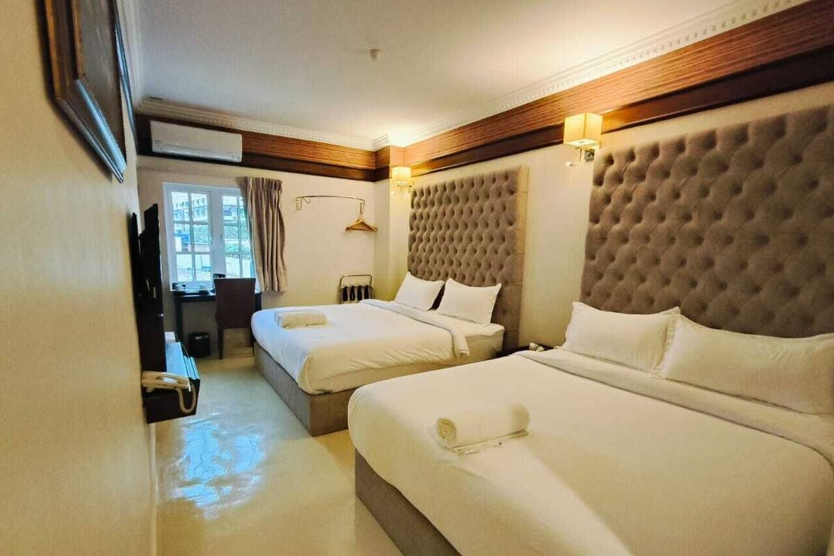 Deluxe King Room | Cortinas blackout, ferros/tábuas de passar roupa, Wi-Fi de cortesia