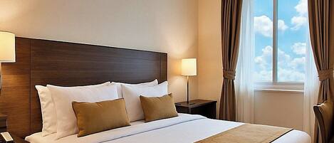 Habitación Deluxe | Escritorio, tabla de planchar con plancha, wifi gratis y ropa de cama