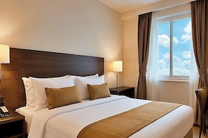 Deluxe Room | Desk, iron/ironing board, free WiFi, bed sheets - Hotel Sunlight Inn (New Delhi)