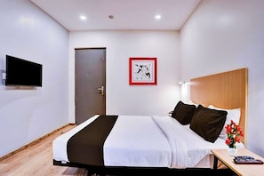 Habitación Deluxe | Escritorio, tabla de planchar con plancha, wifi gratis y ropa de cama 