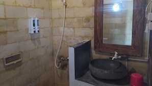 Shower, rainfall showerhead, free toiletries, towels - Villa Joglo Paris (Parangtritis)