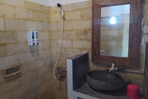 Shower, rainfall showerhead, free toiletries, towels - Villa Joglo Paris (Parangtritis)