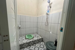 Habitación doble Deluxe | Baño | Regadera, regadera tipo lluvia, bidet, toallas 