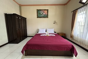 Standard Double Room | In-room safe, desk, free WiFi, bed sheets - Taxa Raya Guest House (Kuta)