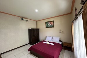 Standard Double Room | In-room safe, desk, free WiFi, bed sheets - Taxa Raya Guest House (Kuta)