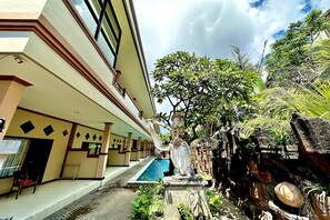 Front of property - Taxa Raya Guest House (Kuta)