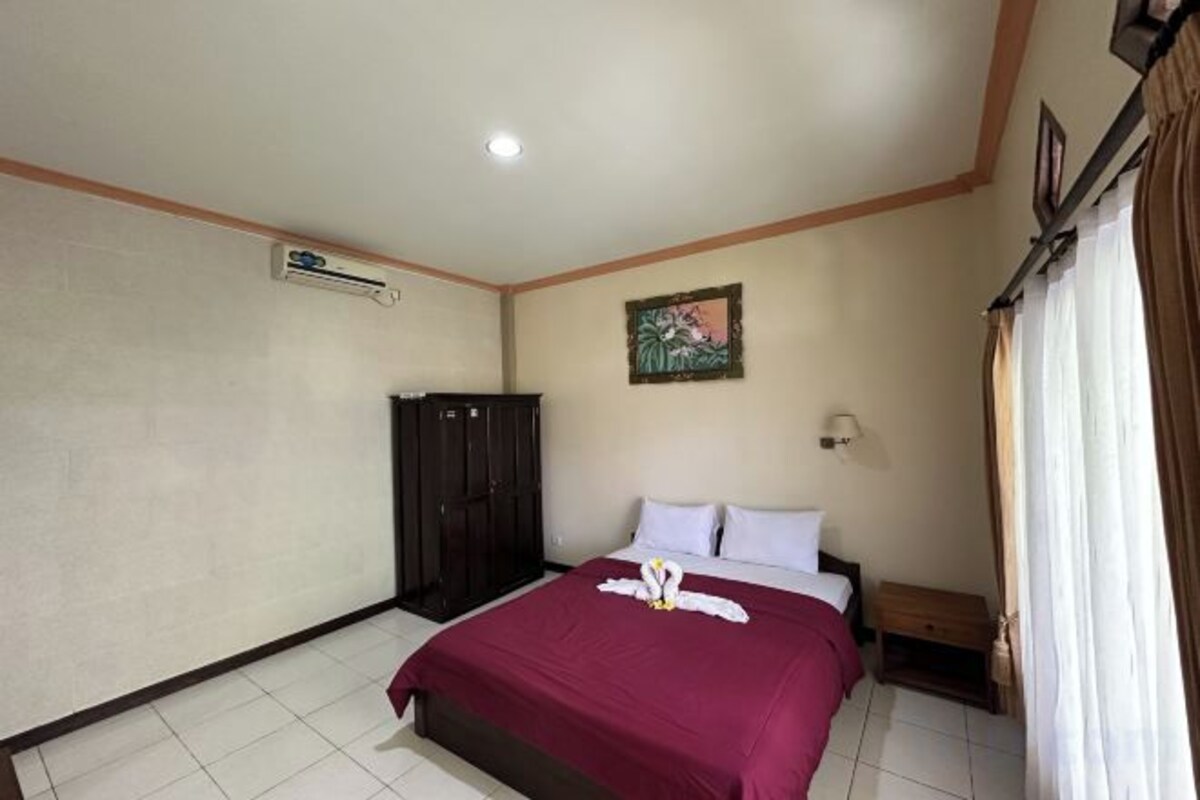 In-room safe, desk, WiFi (free), bed sheets