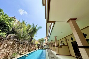 Outdoor pool - Taxa Raya Guest House (Kuta)