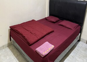 Standard Double Room | Desk, free WiFi, bed sheets - Wisma Berkat (Jakarta)