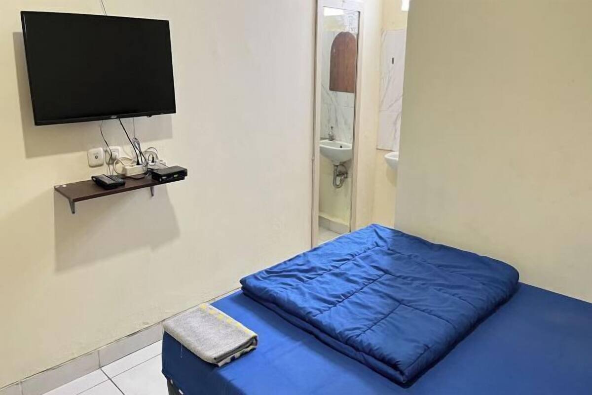 Desk, WiFi (free), bed sheets
