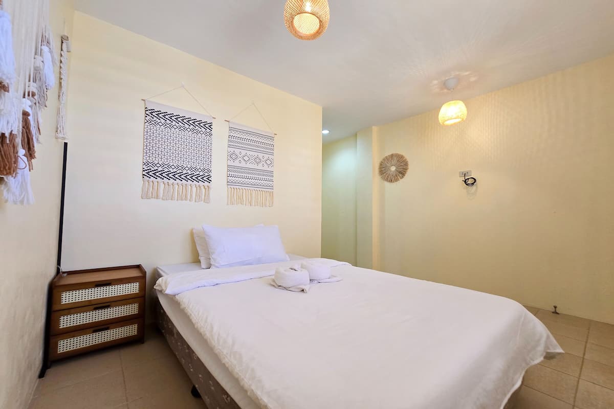 Quarto standard | Escrivaninha, Wi-Fi de cortesia, roupa de cama