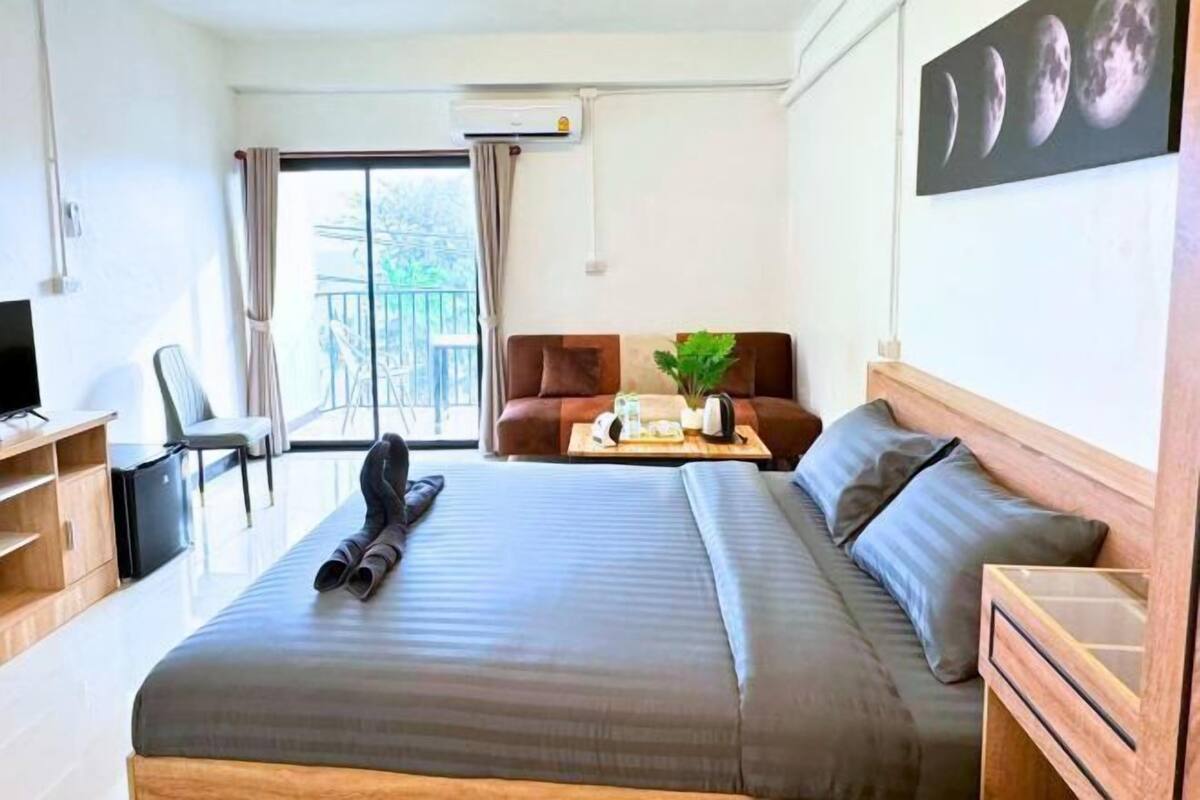 Minibar, coffres-forts dans les chambres, bureau, Wi-Fi gratuit