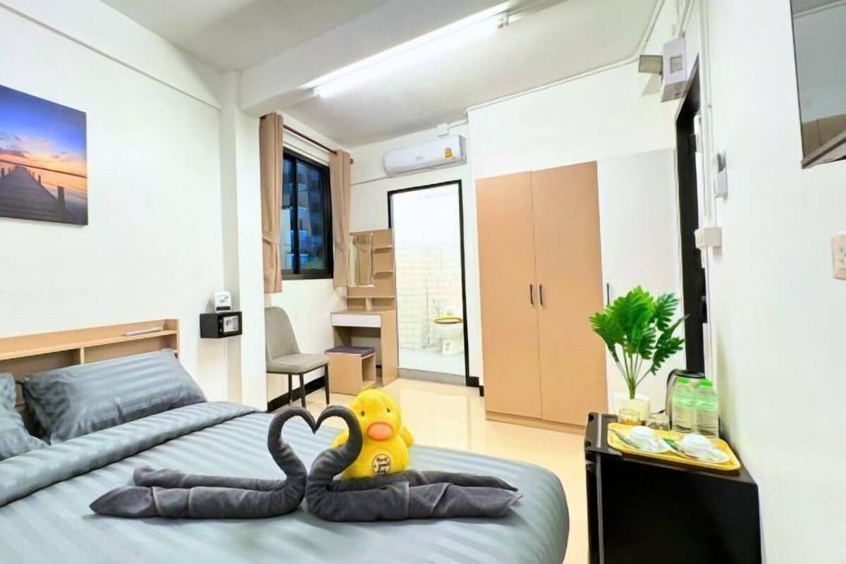 Minibar, coffres-forts dans les chambres, bureau, Wi-Fi gratuit