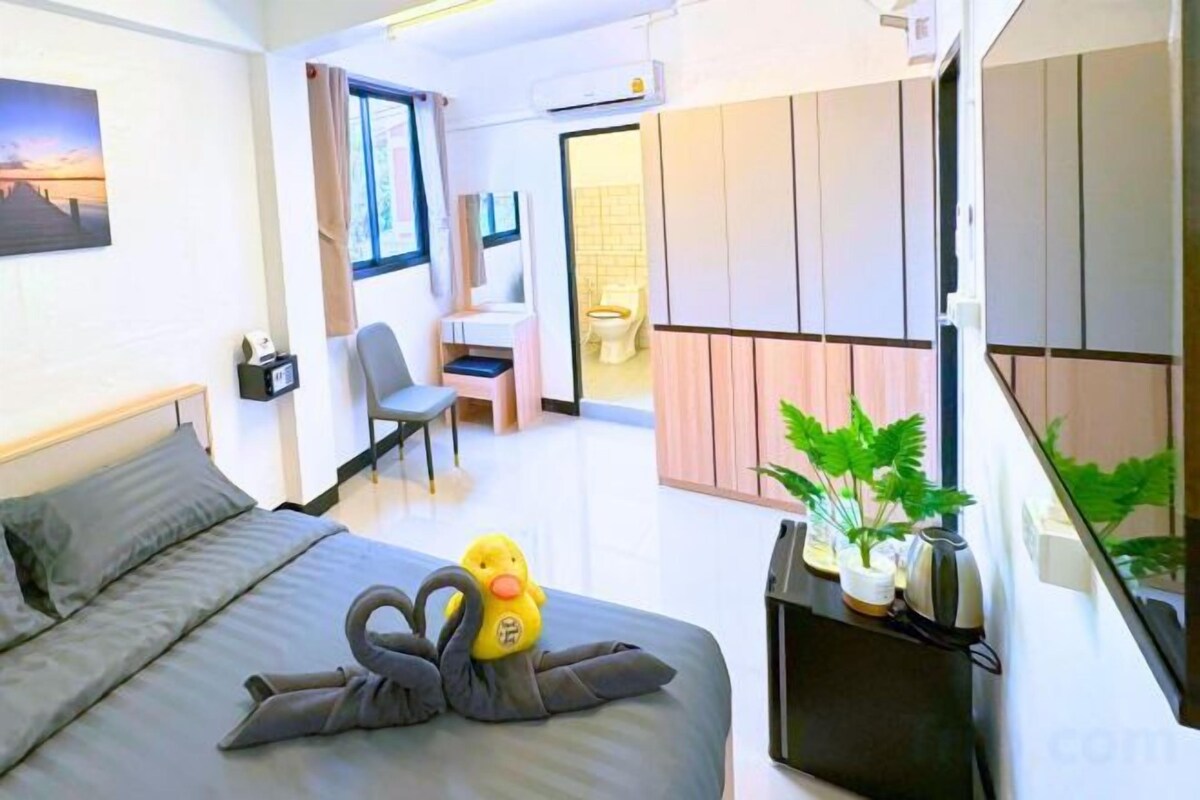 Minibar, coffres-forts dans les chambres, bureau, Wi-Fi gratuit