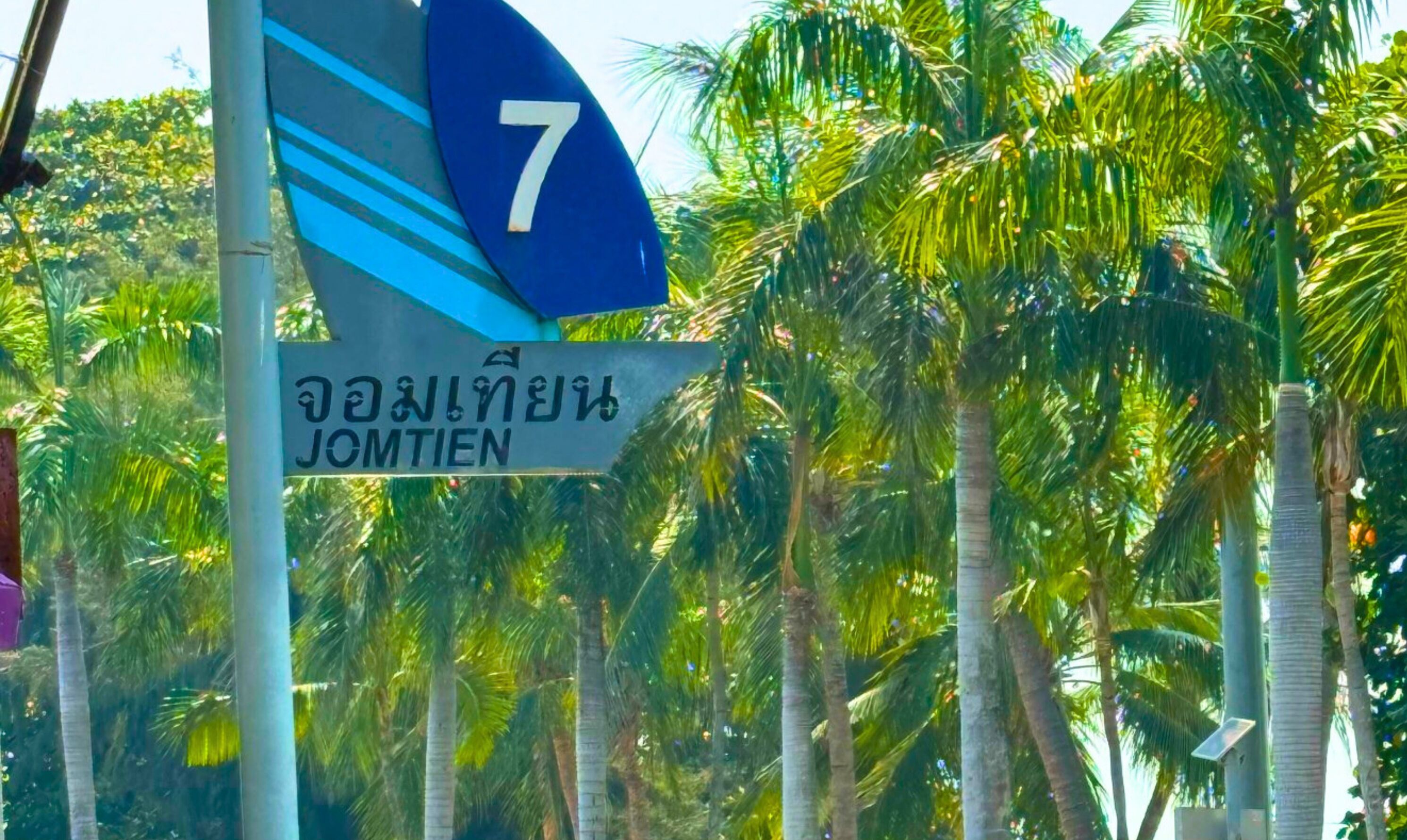 A street sign with the number 7 and the word "JOMTIEN" in a non-English script.