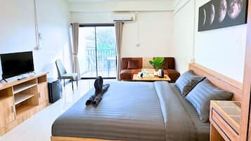 Habitación Deluxe, balcón, vistas al mar | Minibar, caja fuerte, escritorio y wifi gratis