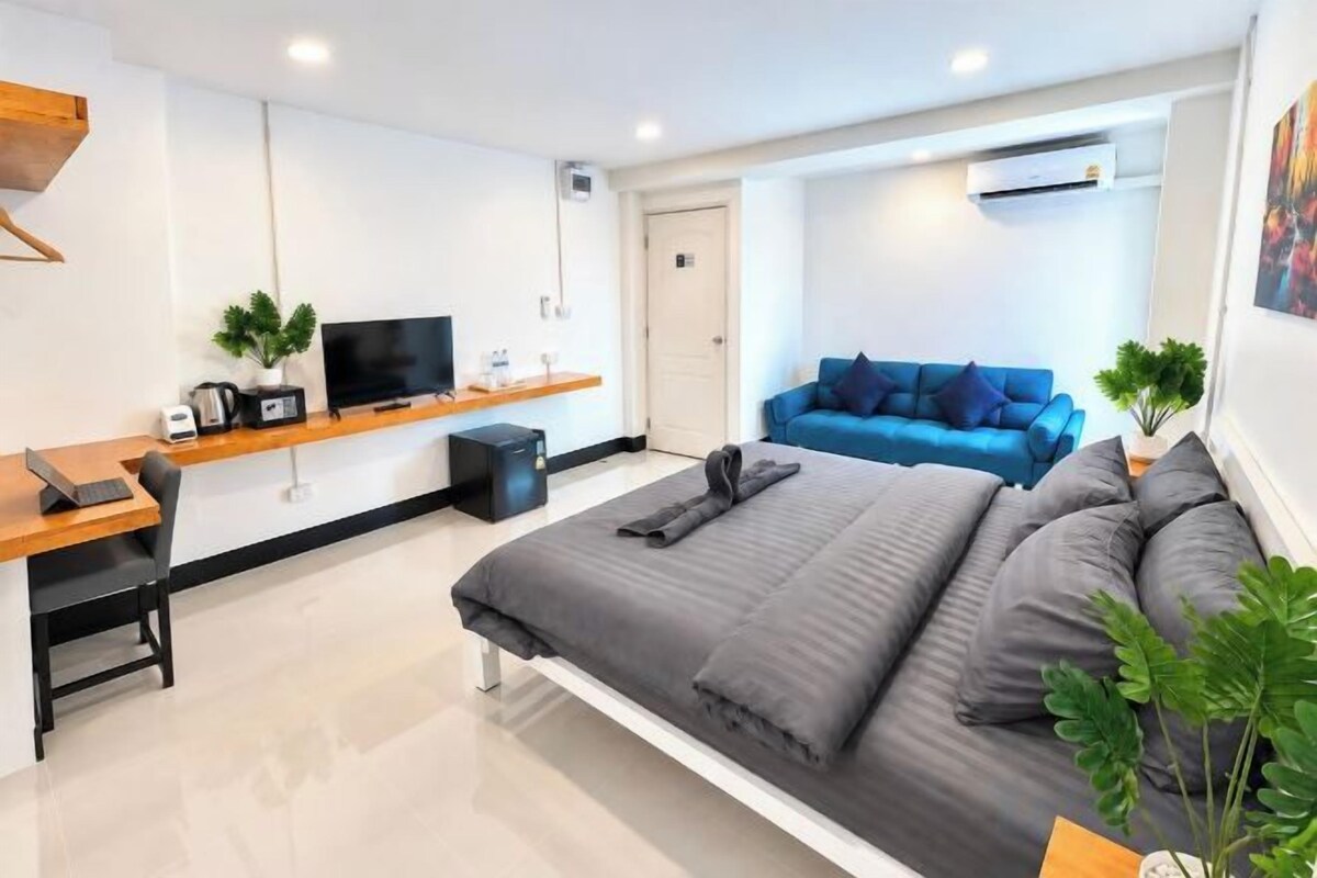 Minibar, bureau, accès au Wi-Fi (inclus), literie fournie