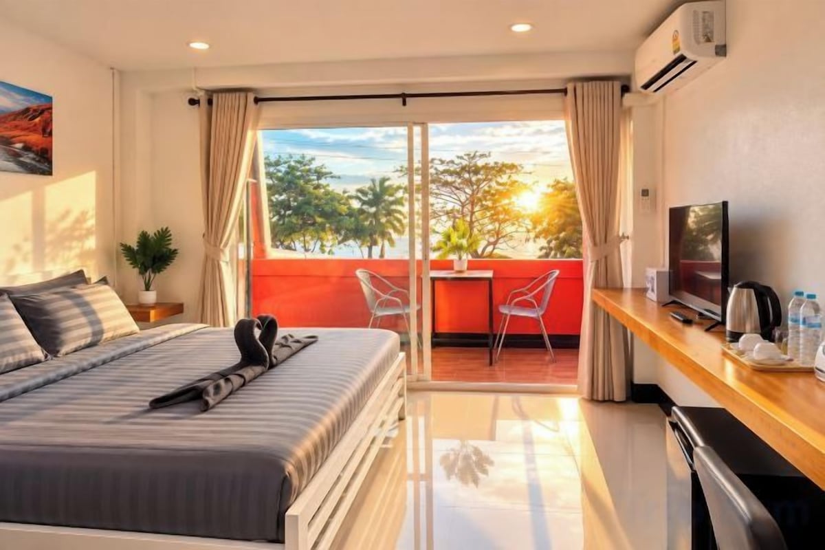 Minibar, desk, WiFi (free), bed sheets