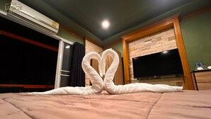 Une chambre d’hôtel avec un lit, un téléviseur à écran plat et une cheminée en pierre.