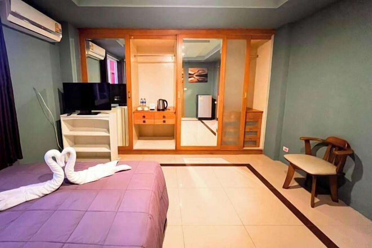 Minibar, bureau, Wi-Fi gratuit, draps fournis