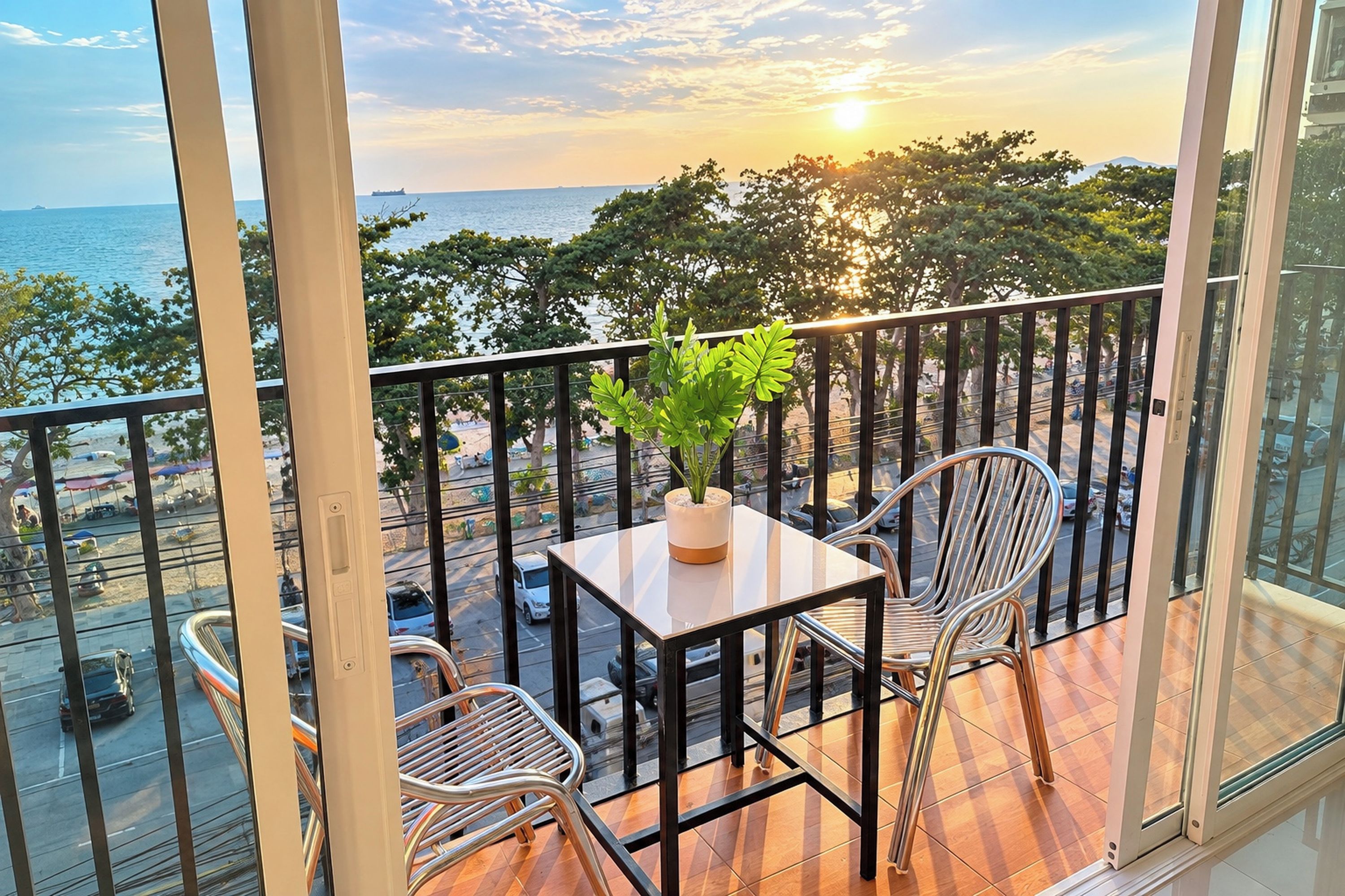 Ein Balkon mit Tisch, zwei Stühlen und einem Blumentopf.