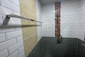 Dormitório compartilhado standard | Banheiro | Chuveiro, chuveiro com efeito de chuva, toalhas de banho 