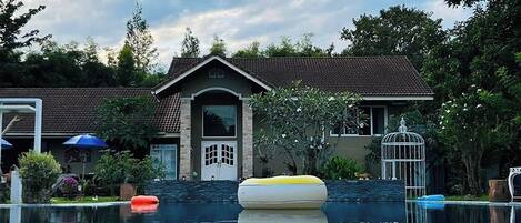 Vista frontal de la propiedad