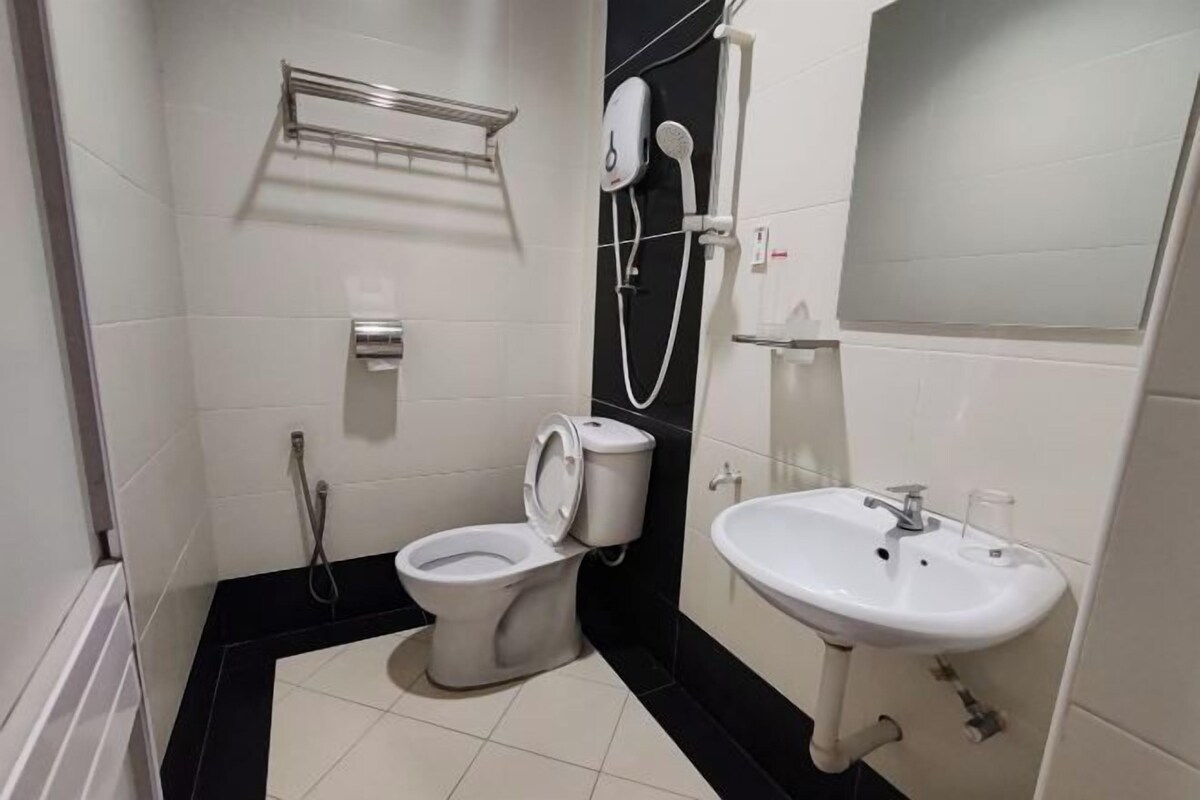 Un baño con inodoro, bidé y lavamanos.