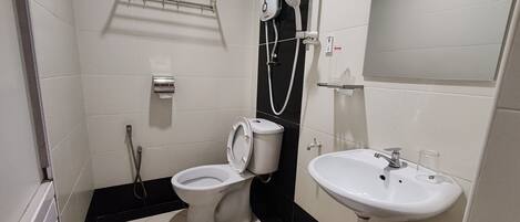Un baño con inodoro, ducha y lavabo.