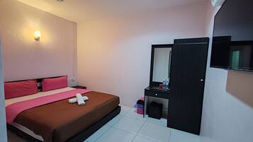 Quarto com cama, penteadeira, espelho e luminária na parede.