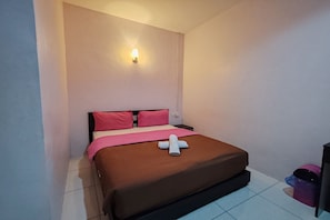 Quarto standard | Escrivaninha, Wi-Fi de cortesia, roupa de cama