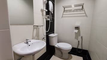 Standardværelse | Badeværelse | Bruser, brusehoved med spredningseffekt, gratis toiletartikler