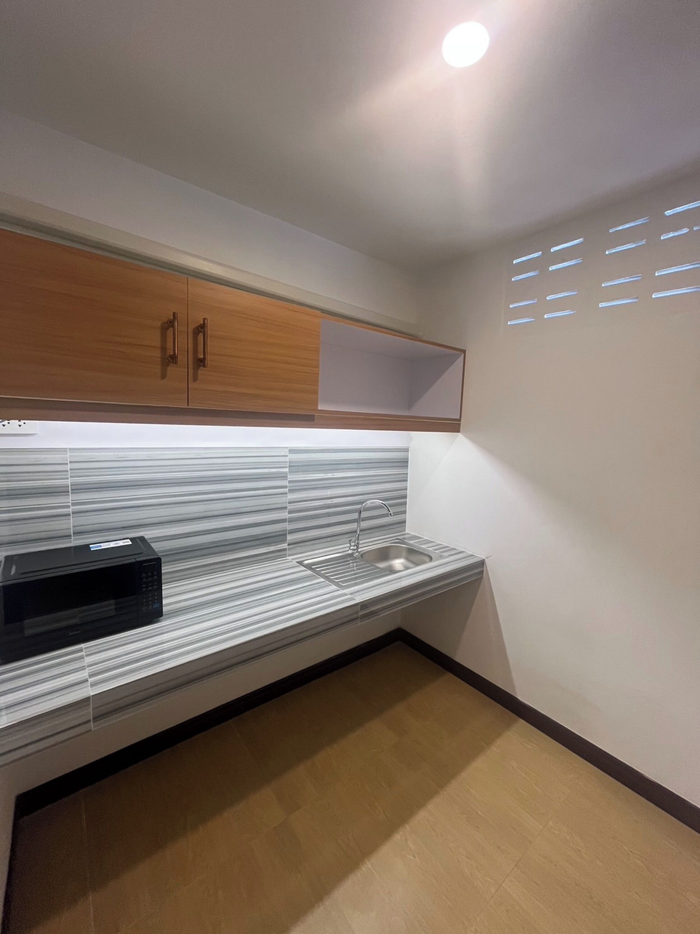 Superior Triple Room | Private kitchen | Microwave, electric kettle