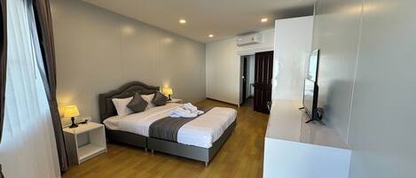 Superior Double Room | Meja, Wi-fi percuma