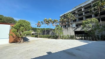 Vista frontal de la propiedad