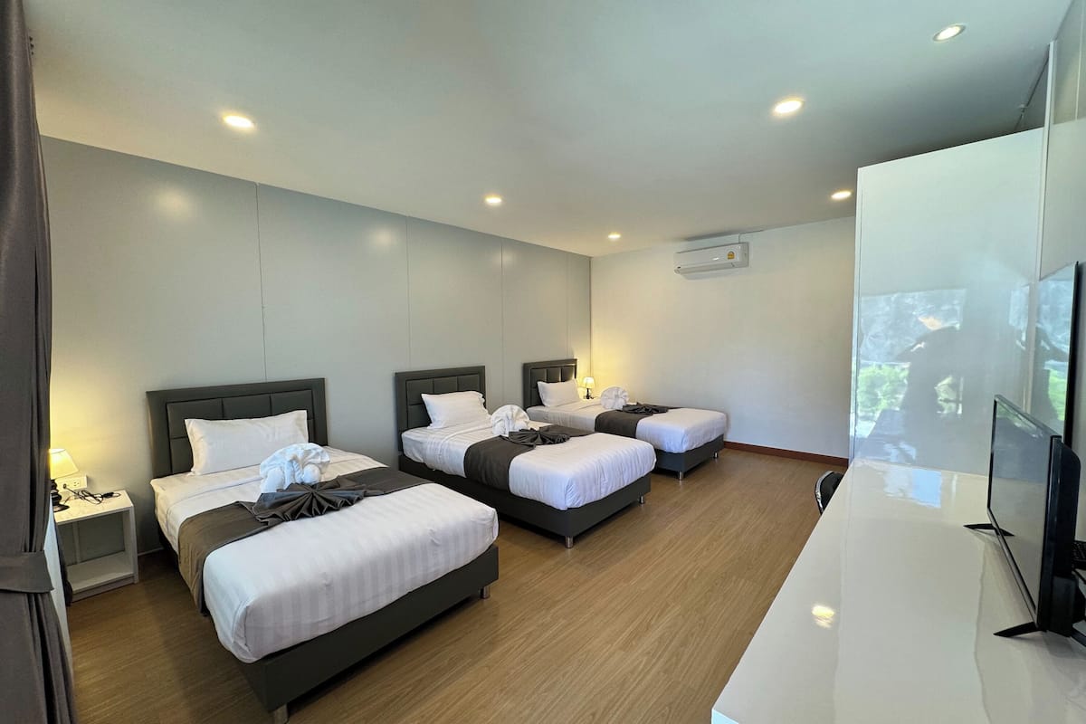 Quarto triplo luxo | Banheiro | Chuveiro, chuveiro com efeito de chuva, produtos de toalete grátis