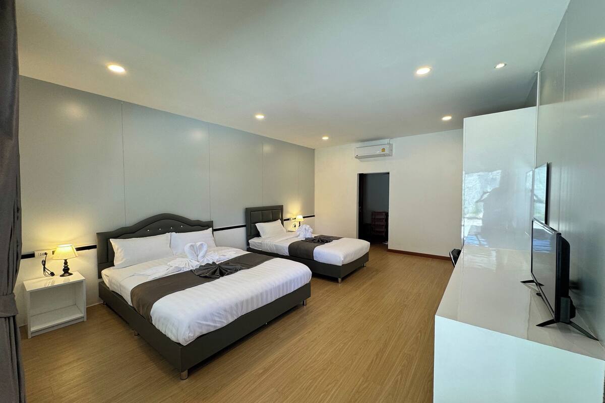Quarto triplo superior | Escrivaninha, Wi-Fi de cortesia