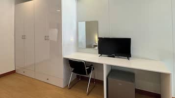 Deluxe Triple Room | Desk, free WiFi