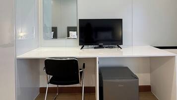 Deluxe driepersoonskamer | Een bureau, gratis wifi
