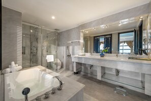 Panorama studio suite | Badkamervoorzieningen | Een aparte badkuip en douche, een haardroger, badjassen, pantoffels