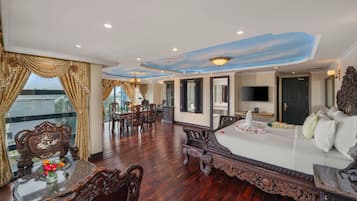 V- Royal Suite | Bộ đồ giường cao cấp, chăn bông, nệm có lớp đệm bông, minibar