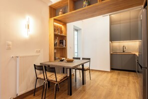 Kattohuoneisto | Yksityinen keittiö | Täysikokoinen jääkaappi, mikroaaltouuni, uuni, espressokone