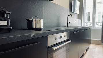 Fridge, oven, stovetop, dishwasher