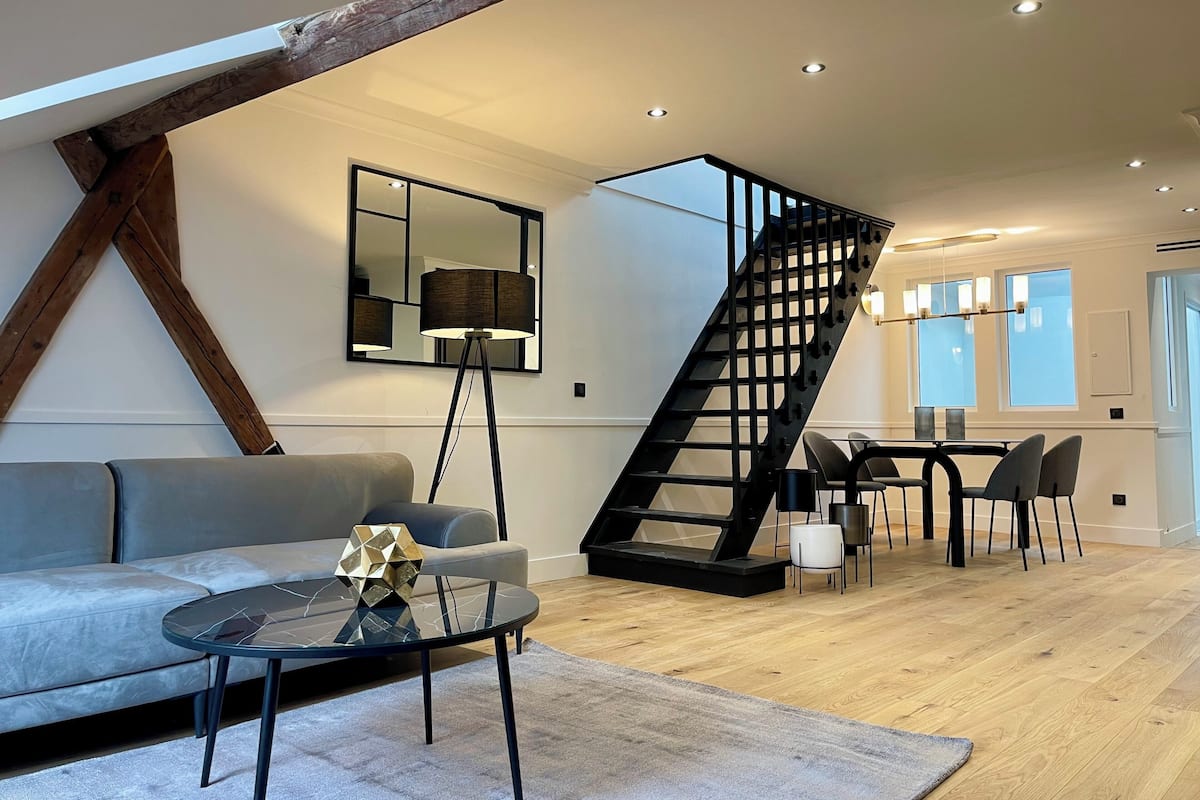 Superior maisonnette, 2 slaapkamers, 2 badkamers | Woonruimte | Een 43-inch smart-tv met digitale zenders, Netflix en streamingdiensten