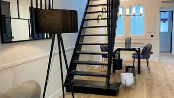 Superior maisonnette, 2 slaapkamers, 2 badkamers | Woonruimte | Een 43-inch smart-tv met digitale zenders, Netflix en streamingdiensten
