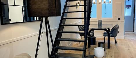 Superior-Maisonette, 2 Schlafzimmer, 2 Bäder | Wohnbereich | 43-Zoll-Smart-TV mit Digitalempfang, Netflix, Streaming-Dienste