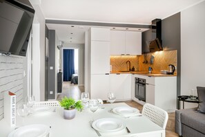 Microwave, oven, dishwasher, electric kettle - Charming Apartment for 6 by Renters (Kraków)