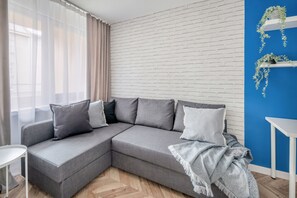 2 bedrooms, desk, laptop workspace, bed sheets - Charming Apartment for 6 by Renters (Kraków)